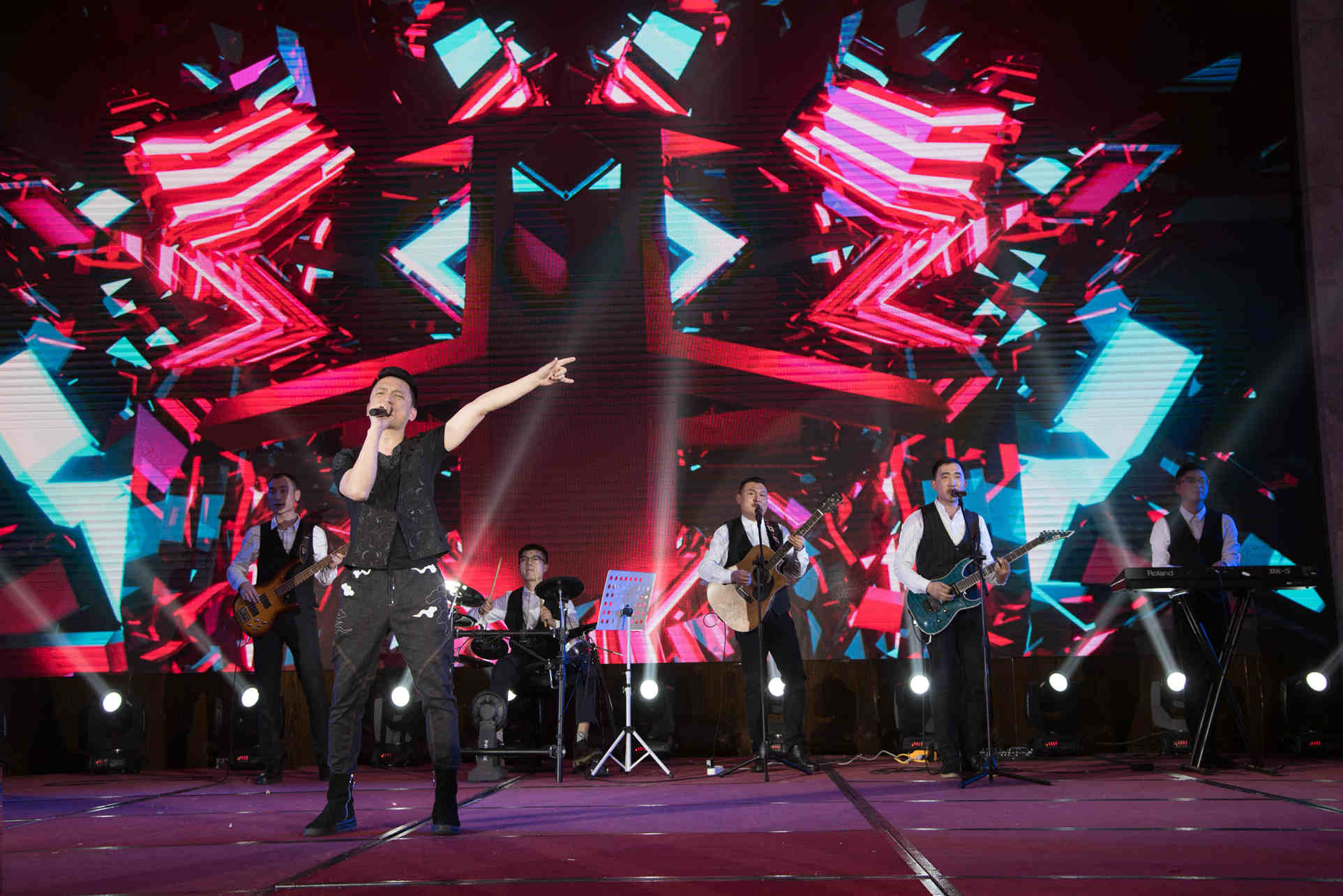 三等獎樂隊組合搖滾《we will rock you 》——漁龍會酒吧_副本.jpg 三等獎樂隊組合搖滾《we will rock you 》——漁龍會酒吧_副本.jpg