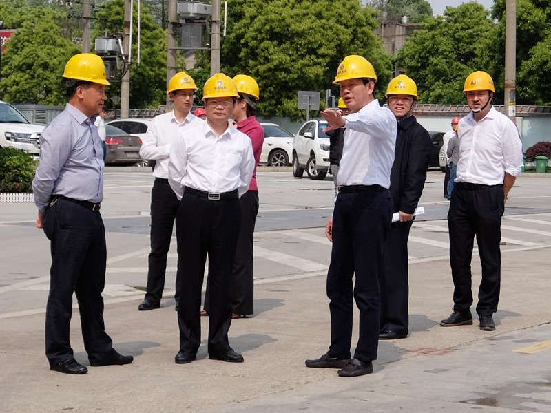 胡忠雄市長一行實地查看雙河灣農民安置房工地現場_副本.jpg 胡忠雄市長一行實地查看雙河灣農民安置房工地現場_副本.jpg
