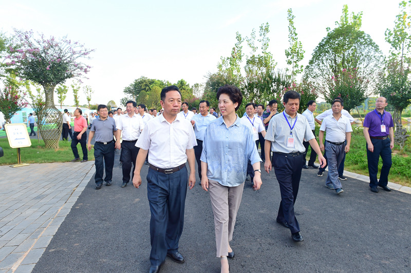 圖為烏蘭書(shū)記一行在洋沙湖濕地公園考察_副本.jpg 圖為烏蘭書(shū)記一行在洋沙湖濕地公園考察_副本.jpg